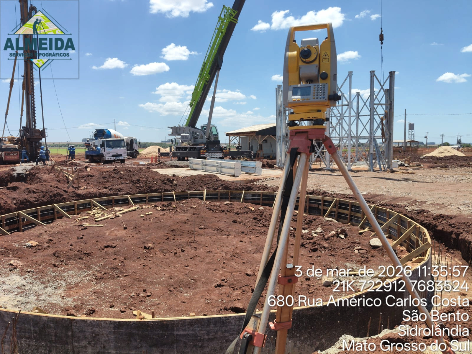 Equipamento topográfico em obra de fundação acompanhando serviços de campo.
